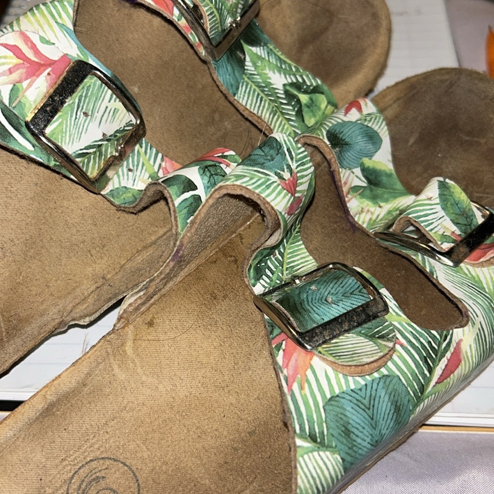 Sandals - Picture 2 of 4